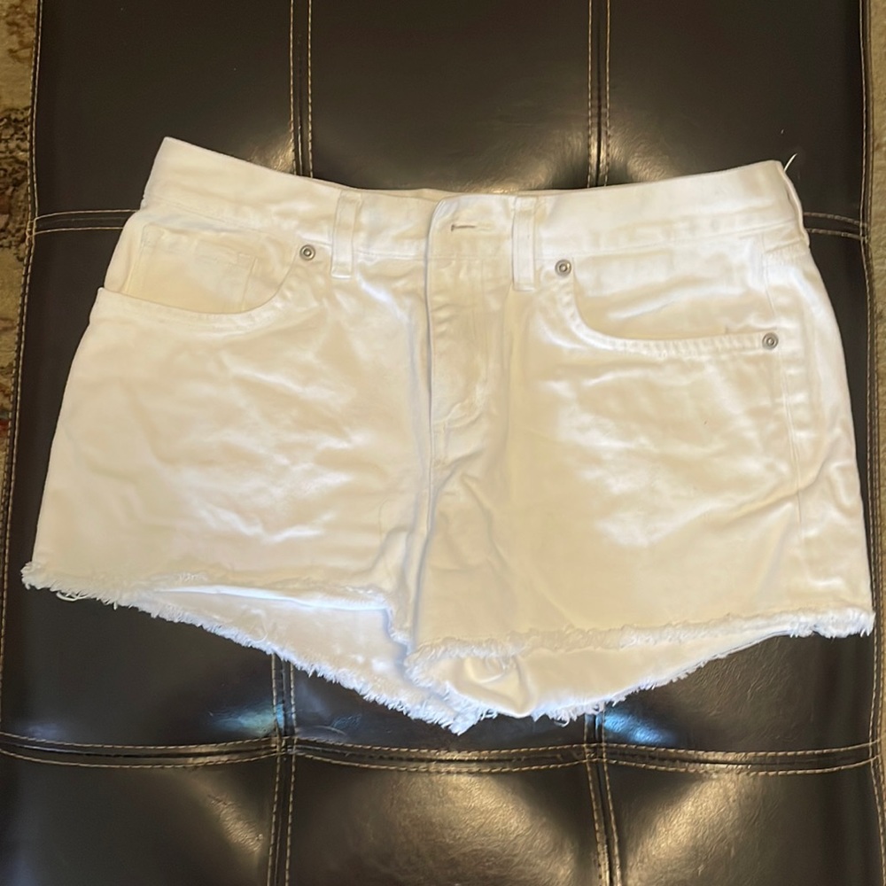 Southern Tide 3” mid-waisted  denim distressed jean shorts (women sz 28)
